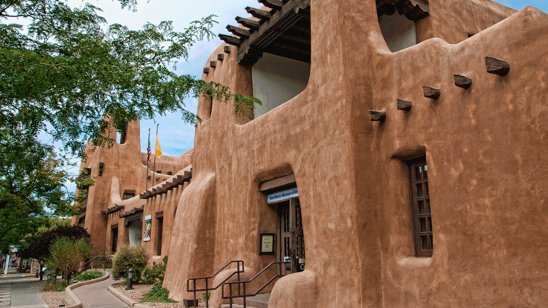 The-Musuem-of-Art-in-Creative-City-of-Santa-Fe-AdobeStock_76079651